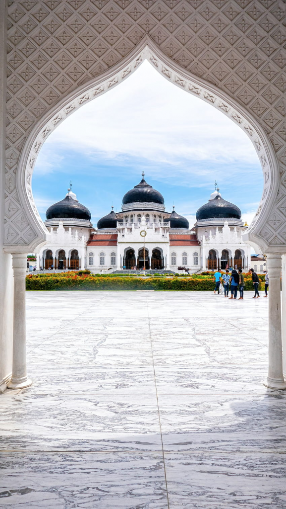 spot foto gerbang utama dari Masjid Raya Baiturrahman